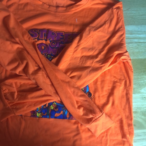 Light long sleeve shirt. - Picture 2 of 3